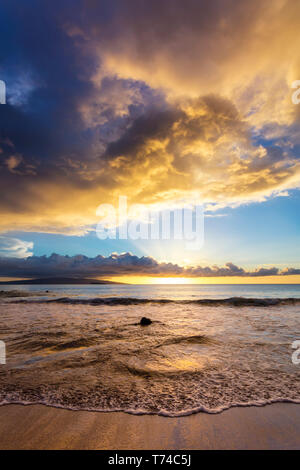 Nuages spectaculaires au cours de beach sunset ; Makena, Maui, Hawaii, United States of America Banque D'Images