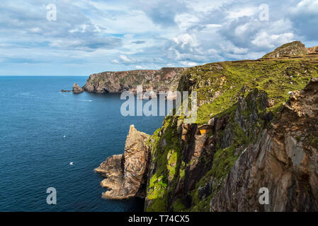 Des falaises le long du littoral de Arranmore Island ; County Donegal, Ireland Banque D'Images