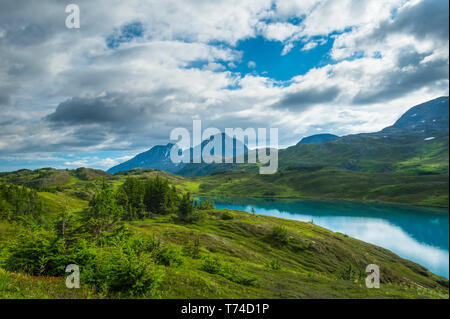 L'eau turquoise du lac perdu, une populaire destination de randonnée et de vélo dans les montagnes de la péninsule de Kenai près de Seward Banque D'Images