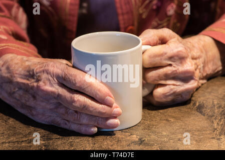 Woman's hands holding une tasse de café ; Olympia, Washington, États-Unis d'Amérique Banque D'Images