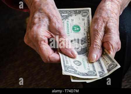 Woman's hands en comptant les quelques dollars ; Olympia, Washington, États-Unis d'Amérique Banque D'Images