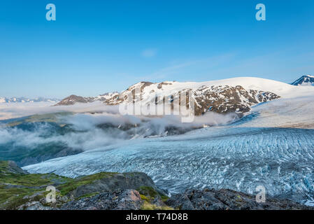 Vue de la chaîne de l'Alaska comme vu de la McLaren Ridge Trail au large de la route de l'Alaska le long d'une journée d'été dans le centre-sud de l'Alaska Banque D'Images