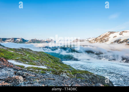 Vue de la chaîne de l'Alaska comme vu de la McLaren Ridge Trail au large de la route de l'Alaska le long d'une journée d'été dans le centre-sud de l'Alaska Banque D'Images