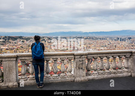 Femme jouissant de la vue sur la ville de Naples du Castel Sant'Elmo, Naples, Italie Banque D'Images