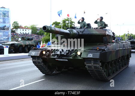 Varsovie, Pologne. 06Th Mai, 2019. Parade militaire qui a eu lieu le 20e anniversaire de l'adhésion à l'OTAN et la Pologne 15e anniversaire de l'adhésion à l'Union européenne. Le Président Andrzej Duda, Premier Ministre Mateusz Morawiecki, Marshall de diète Marek Kuchcinski, Marshall d'Stanisalaw Karczewski du Sénat et ministre de la Défense Mariusz Blaszczak parade rejoint dans la capitale. Credit : Jakob Ratz/Pacific Press/Alamy Live News Banque D'Images