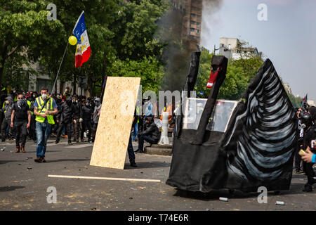 Paris, France. 01 mai, 2019. Des dizaines de milliers de personnes de partout en France et ont exprimé leur rage fléchie dans les rues de Paris, renforcer la dynamique du mouvement gilet jaune, qui a débuté en novembre 2018. Des dizaines ont été blessées et des centaines ont été arrêtés. Crédit : Michael Nigro/Pacific Press/Alamy Live News Banque D'Images