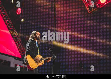 Roma, Italie. 01 mai, 2019. Omar Pedrini est un auteur-compositeur-interprète, guitariste et professeur, ancien chef de la Timoria. La 'May Day' Concert est un événement organisé chaque année à Rome par les syndicats CGL, CISL et UIL pour célébrer les droits des travailleurs avec la musique. Credit : Luigi Rizzo/Pacific Press/Alamy Live News Banque D'Images