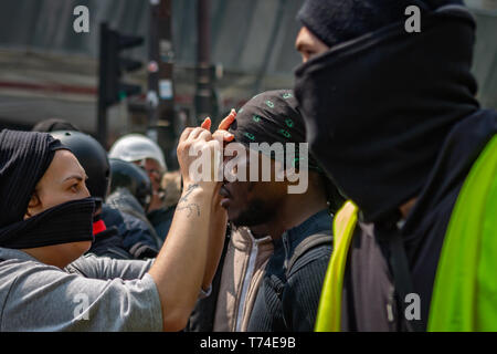 Paris, France. 01 mai, 2019. Des dizaines de milliers de personnes de partout en France et ont exprimé leur rage fléchie dans les rues de Paris, renforcer la dynamique du mouvement gilet jaune, qui a débuté en novembre 2018. Des dizaines ont été blessées et des centaines ont été arrêtés. Crédit : Michael Nigro/Pacific Press/Alamy Live News Banque D'Images