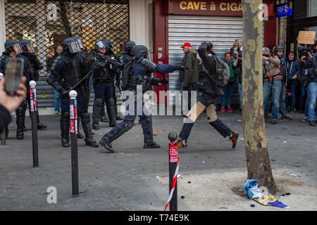 Paris, France. 01 mai, 2019. Des dizaines de milliers de personnes de partout en France et ont exprimé leur rage fléchie dans les rues de Paris, renforcer la dynamique du mouvement gilet jaune, qui a débuté en novembre 2018. Des dizaines ont été blessées et des centaines ont été arrêtés. Crédit : Michael Nigro/Pacific Press/Alamy Live News Banque D'Images