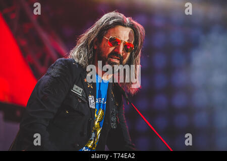 Roma, Italie. 01 mai, 2019. Omar Pedrini est un auteur-compositeur-interprète, guitariste et professeur, ancien chef de la Timoria. La 'May Day' Concert est un événement organisé chaque année à Rome par les syndicats CGL, CISL et UIL pour célébrer les droits des travailleurs avec la musique. Credit : Luigi Rizzo/Pacific Press/Alamy Live News Banque D'Images
