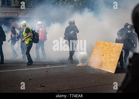 Paris, France. 01 mai, 2019. Des dizaines de milliers de personnes de partout en France et ont exprimé leur rage fléchie dans les rues de Paris, renforcer la dynamique du mouvement gilet jaune, qui a débuté en novembre 2018. Des dizaines ont été blessées et des centaines ont été arrêtés. Crédit : Michael Nigro/Pacific Press/Alamy Live News Banque D'Images