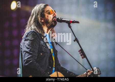 Roma, Italie. 01 mai, 2019. Omar Pedrini est un auteur-compositeur-interprète, guitariste et professeur, ancien chef de la Timoria. La 'May Day' Concert est un événement organisé chaque année à Rome par les syndicats CGL, CISL et UIL pour célébrer les droits des travailleurs avec la musique. Credit : Luigi Rizzo/Pacific Press/Alamy Live News Banque D'Images