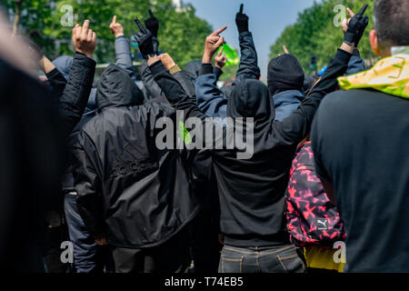 Paris, France. 01 mai, 2019. Des dizaines de milliers de personnes de partout en France et ont exprimé leur rage fléchie dans les rues de Paris, renforcer la dynamique du mouvement gilet jaune, qui a débuté en novembre 2018. Des dizaines ont été blessées et des centaines ont été arrêtés. Crédit : Michael Nigro/Pacific Press/Alamy Live News Banque D'Images