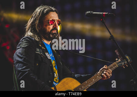 Roma, Italie. 01 mai, 2019. Omar Pedrini est un auteur-compositeur-interprète, guitariste et professeur, ancien chef de la Timoria. La 'May Day' Concert est un événement organisé chaque année à Rome par les syndicats CGL, CISL et UIL pour célébrer les droits des travailleurs avec la musique. Credit : Luigi Rizzo/Pacific Press/Alamy Live News Banque D'Images