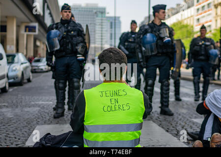 Paris, France. 01 mai, 2019. Des dizaines de milliers de personnes de partout en France et ont exprimé leur rage fléchie dans les rues de Paris, renforcer la dynamique du mouvement gilet jaune, qui a débuté en novembre 2018. Des dizaines ont été blessées et des centaines ont été arrêtés. Crédit : Michael Nigro/Pacific Press/Alamy Live News Banque D'Images