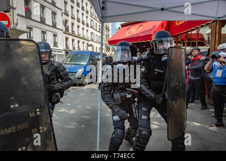 Paris, France. 01 mai, 2019. Des dizaines de milliers de personnes de partout en France et ont exprimé leur rage fléchie dans les rues de Paris, renforcer la dynamique du mouvement gilet jaune, qui a débuté en novembre 2018. Des dizaines ont été blessées et des centaines ont été arrêtés. Crédit : Michael Nigro/Pacific Press/Alamy Live News Banque D'Images