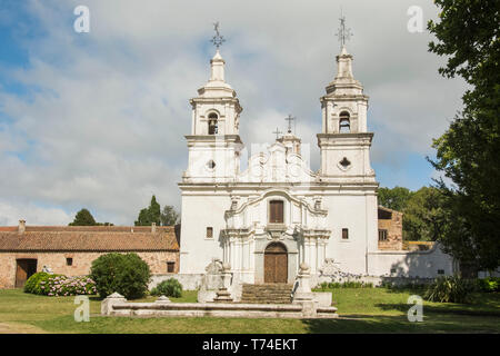 L'avant de l'église coloniale espagnole de Santa Catalina en Argentine, avec ses deux clochers d'accompagnement ; Jésus Maria, Cordoba, Argentine Banque D'Images