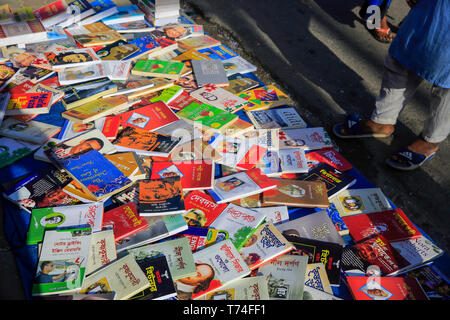 Boutique de livres sur le trottoir à Nilkhet à Dhaka, Bangladesh Banque D'Images