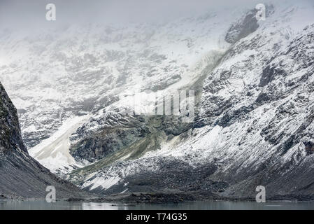 Avalanche gris trace sur une pente de montagne enneigée à Mount Cook National Park, Hooker Valley Track ; Île du Sud, Nouvelle-Zélande Banque D'Images