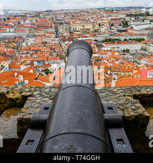 Donnant sur la ville de Lisbonne du millénaire-vieux murs de Saint George's Castle ; Lisbonne, Portugal, Lisboa Région Banque D'Images