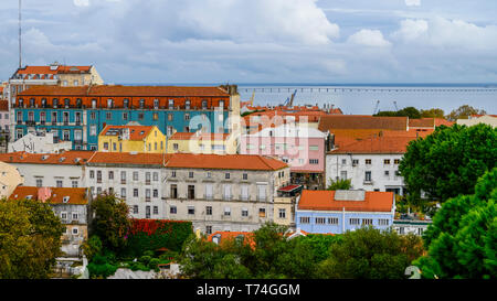 Donnant sur la ville de Lisbonne et le Tage du millénaire-vieux murs de Saint George's Castle ; Lisbonne, Portugal, Lisboa Région Banque D'Images