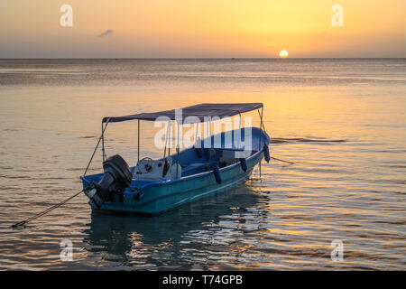 Amarrage bateau sur l'eau tranquille au coucher du soleil ; Roatan, Bay Islands, Honduras Ministère Banque D'Images