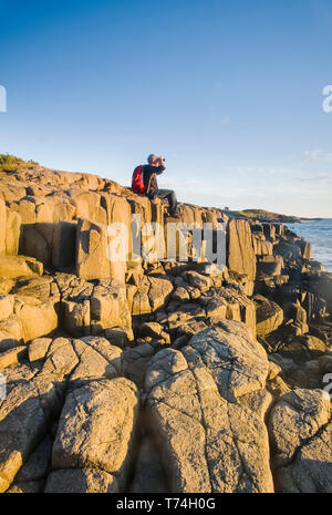 Randonneur sur des falaises de basalte, Dartmouth Point, baie de Fundy ; Long Island, Nova Scotia, Canada Banque D'Images