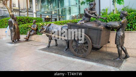 Sculpture de bronze de la rivière par les marchands Tee Aw Hong sculpteur le long de la rivière Singapour, au centre-ville de Singapour. Banque D'Images