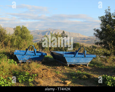 Deux bleu vide builder's saute sur wasteland en campagne andalouse Banque D'Images