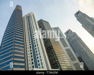 Tours de bureaux d'entreprise et gratte-ciel du centre-ville de Singapour. Banque D'Images