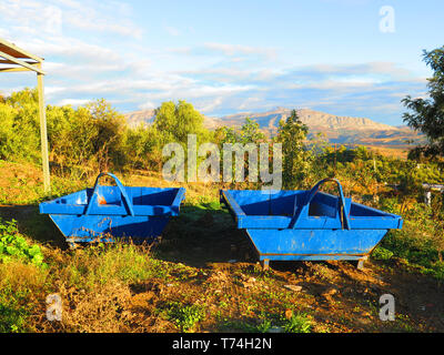 Deux bleu vide builder's saute sur wasteland en campagne andalouse Banque D'Images