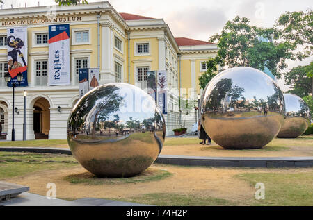 Art public sphères en acier inoxydable 24 heures à Singapour par Baet Yeok Kuan sculpteur dans le jardin d'Asian Civilisations Museum de Singapour. Banque D'Images