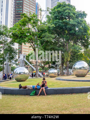 Couple romantique par sphères d'acier inoxydable 24 heures à Singapour par Baet Yeok Kuan sculpteur dans le jardin d'Asian Civilisations Museum de Singapour. Banque D'Images