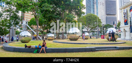 Couple romantique par sphères d'acier inoxydable 24 heures à Singapour par Baet Yeok Kuan sculpteur dans le jardin d'Asian Civilisations Museum de Singapour. Banque D'Images
