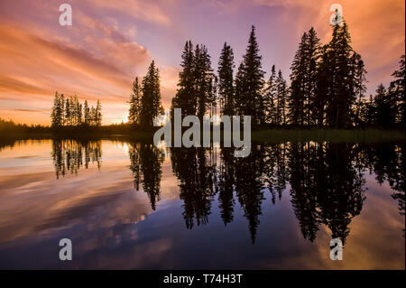 Magnifique lac au coucher du soleil, le Parc provincial Duck Mountain, Manitoba, Canada Banque D'Images
