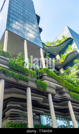 Parkroyal on Pickering Hotel avec jardins surélevés en terrasse dans le quartier chinois de Singapour Banque D'Images