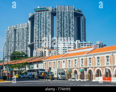 L'architecture contrastée@Pinnacle Duxton développement immobilier résidentiel et rangée de maisons traditionnelles dans Tanjong Pagar à Singapour. Banque D'Images