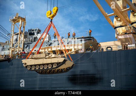 Un M1A1 Abrams est chargé sur l'USNS Sgt. William R. bouton durant un équipement de l'arrière-charger à Port Hueneme, Californie, dans le cadre de l'exercice Pacific Blitz 19, 12 mars. Blitz du pacifique 19 est conçu pour former des Marines et marins dans des opérations de la force maritime place préalable et vise à augmenter les niveaux de compétence, l'expansion de la coopération et de renforcer les capacités maritimes. (U.S. Marine Corps photo par le Cpl. Jacob A. programme Farbo) Banque D'Images