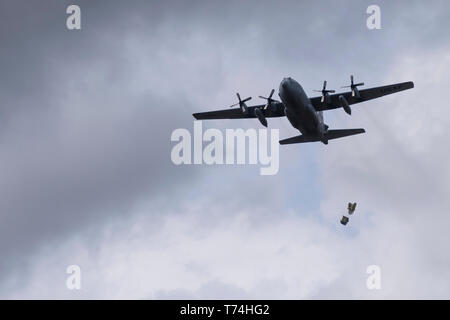Le C-130H Hercules flys dans une zone ciblée en tant que membres de la 179e Escadre de transport aérien, Mansfield, Ohio, effectuer un exercice de largage, le 2 mai, 2019. L'unité de la Garde nationale aérienne de l'Ohio est toujours en mission de répondre avec des aviateurs citoyens hautement qualifiés d'exécuter, de l'État fédéral et les missions de la communauté. (U.S. Air National Guard photo de Tech. Le Sgt. Joe Harwood) Banque D'Images