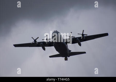 Le C-130H Hercules flys dans une zone ciblée en tant que membres de la 179e Escadre de transport aérien, Mansfield, Ohio, effectuer un exercice de largage, le 2 mai, 2019. L'unité de la Garde nationale aérienne de l'Ohio est toujours en mission de répondre avec des aviateurs citoyens hautement qualifiés d'exécuter, de l'État fédéral et les missions de la communauté. (U.S. Air National Guard photo de Tech. Le Sgt. Joe Harwood) Banque D'Images