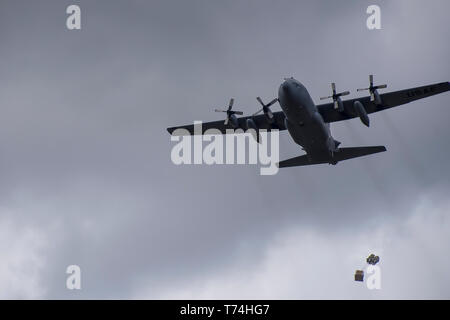 Le C-130H Hercules flys dans une zone ciblée en tant que membres de la 179e Escadre de transport aérien, Mansfield, Ohio, effectuer un exercice de largage, le 2 mai, 2019. L'unité de la Garde nationale aérienne de l'Ohio est toujours en mission de répondre avec des aviateurs citoyens hautement qualifiés d'exécuter, de l'État fédéral et les missions de la communauté. (U.S. Air National Guard photo de Tech. Le Sgt. Joe Harwood) Banque D'Images