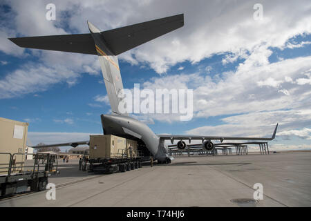 Un Globemater C-17 III est chargé avec un support d'assistance rapide pour l'étalonnage (RASCAL) unité de déploiement d'une base commune à Pearl Harbor, Hawaii Hickam - le 17 janvier 2019, de Mountain Home Air Force Base. L'Armée de l'air n'a que deux lascars capable de déploiement. (U.S. Air Force photo par Airman First Class Andrew Kobialka) Banque D'Images