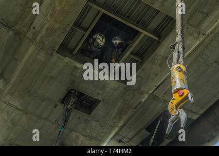 Les Marines américains avec l'Escadron 464 hélicoptères lourds Marine, Marine Aircraft Group 29, 2nd Marine Aircraft Wing, regard sur comme un pont moyen est connecté à un CH-53E Super Stallion à Camp Lejeune, en Caroline du Nord, le 2 mai 2019. Marines avec 2e Bataillon de soutien du transport, 2e Groupe logistique maritime, et HMH-464 ont travaillé ensemble pour soulever et déplacer un pont avec le CH-53E Super Stallion pour améliorer les capacités opérationnelles. (U.S. Marine Corps photo par le Cpl. Damion Hatch Jr.) Banque D'Images