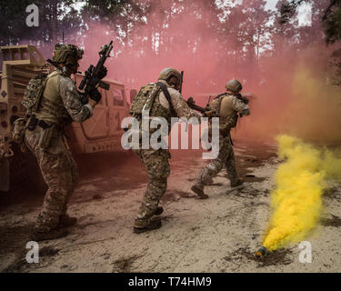 Les bérets verts attribué à 3e Special Forces Group (Airborne) conduite d'un raid au cours d'une mission d'entraînement de routine, 08 avril 2019 à Camp Mackal, NC. Les bérets verts a porté sur l'utilisation de nouveaux systèmes de communication et les accidents pendant la mission de formation. (U.S. Photo de l'armée par le Sgt. Steven Lewis) Banque D'Images