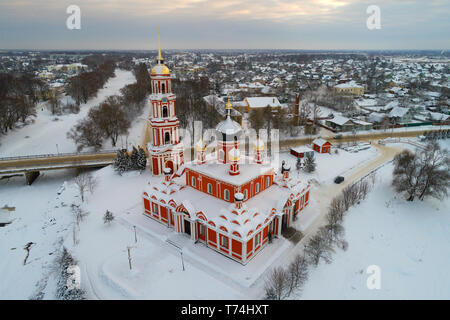 Vue aérienne de la cathédrale de la résurrection sur soir de janvier (prise de vue d'un quadrocopter). Staraya Russa, Russie Banque D'Images