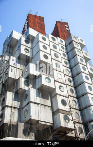 Tokyo, Japon - Avril 2019 : Nakagin Capsule Tower Building, Chuo-Ku, construit en 1972 et conçu par l'architecte japonais Kisho Kurokawa Banque D'Images