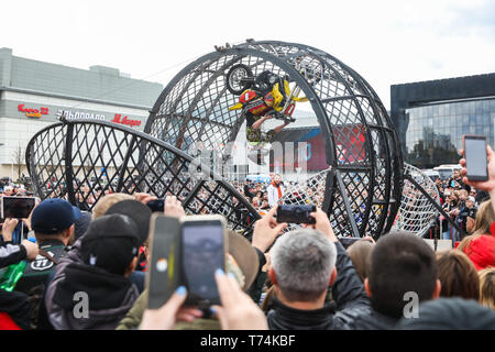 Moscou, Russie. 3 mai, 2019. Un stunt motorcyclist fonctionne à la cérémonie d'ouverture de la saison moto à Moscou, Russie, le 3 mai 2019. Plus de 2 000 motocyclistes et des 7 000 invités ont assisté à la cérémonie, l'ouverture de la saison appropriée pour motocyclettes à Moscou. Chernavsky Crédit : Maxim/Xinhua/Alamy Live News Banque D'Images