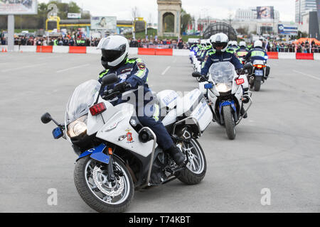 Moscou, Russie. 3 mai, 2019. Les membres de l'unité moto de police participent à la cérémonie d'ouverture de la saison moto à Moscou, Russie, le 3 mai 2019. Plus de 2 000 motocyclistes et des 7 000 invités ont assisté à la cérémonie, l'ouverture de la saison appropriée pour motocyclettes à Moscou. Chernavsky Crédit : Maxim/Xinhua/Alamy Live News Banque D'Images