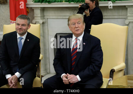 Le président américain, Donald J. Trump rencontre le premier ministre Peter Pellegrini de la République slovaque dans le bureau ovale de la Maison Blanche à Washington, DC, 03 mai 2019. Crédit : Yuri Gripas / Piscine via CNP /MediaPunch Banque D'Images