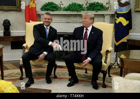 Le président américain, Donald J. Trump rencontre le premier ministre Peter Pellegrini de la République slovaque dans le bureau ovale de la Maison Blanche à Washington, DC, 03 mai 2019. Crédit : Yuri Gripas / Piscine d'utilisation dans le monde entier via CNP | Banque D'Images